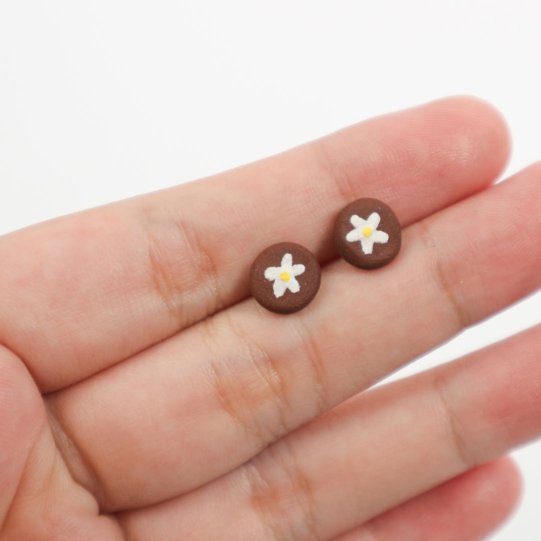 russet-daisy-ceramic-stud-earrings-product-leap-and-linger-by-nhichancanh-190925-5