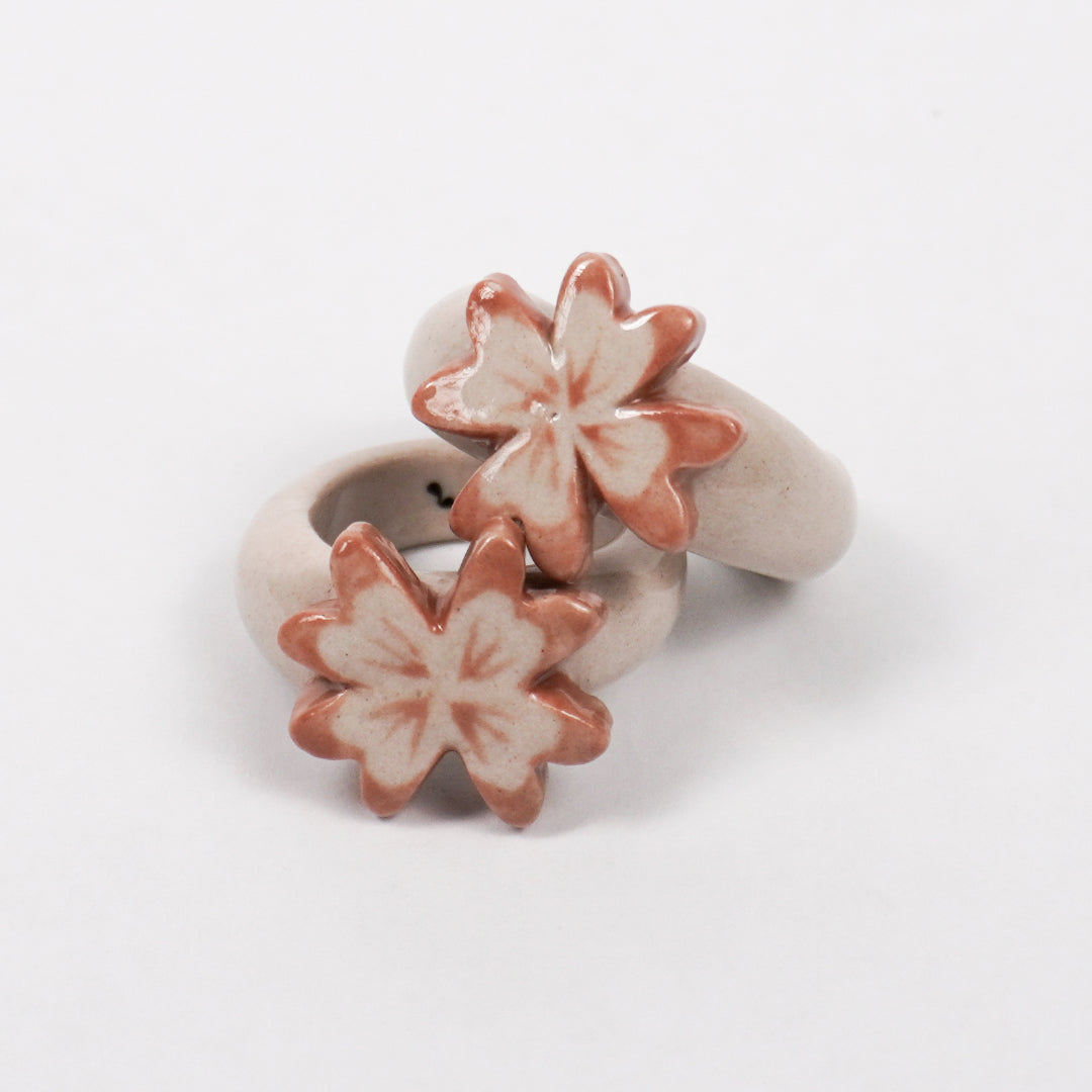 terra-vitae-soles-ceramic-ring-Leap-And-Linger-Product-Rings-by-Nomi-Bui-With-Hand-1st-Angle
